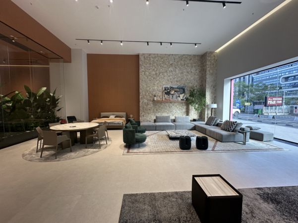 开云网站:佛山顺德龙江家具品牌:从家居产业重镇到全球新地标杆(图3)