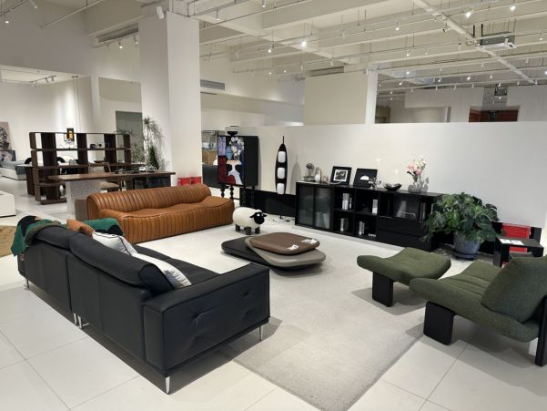 开云网站:佛山顺德龙江家具品牌:从家居产业重镇到全球新地标杆(图2)